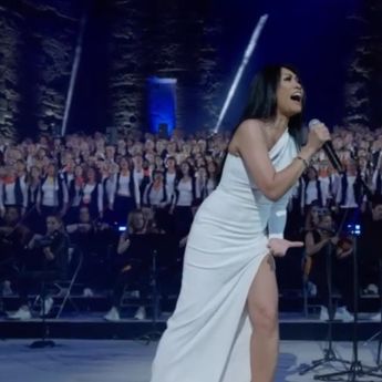 Bikin Takjub! Anggun Konser Spektakuler Diiringi 2000 Paduan Suara di Perancis