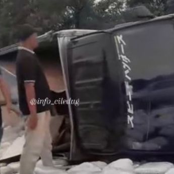 Mobil Box Terbalik di Tol Bintaro Arah Veteran, Kondisi Lalu Lintas Macet