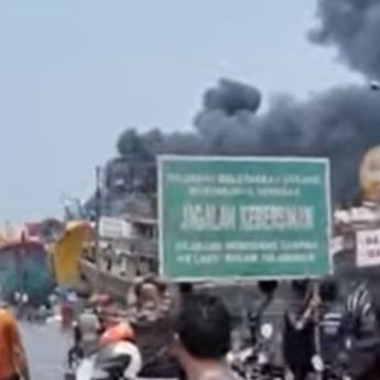 Kapal Terbakar di Pelabuhan Muara Baru Penjaringan, Asap Tebal Membumbung Tinggi