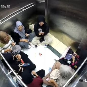 Terjebak Lift Mati, 7 Mahasiswi Malah Asyik Main UNO Bikin Ngakak!