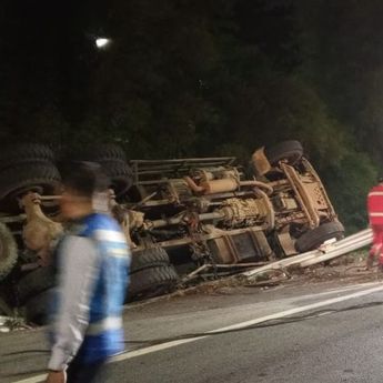 Truk Terbalik Usai Tabrak Pembatas Jalan di Tol JORR Joglo