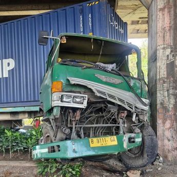 Kecelakaan Mengerikan di Pintu Carnaval Ancol Jakut, Truk Sampai Ringsek