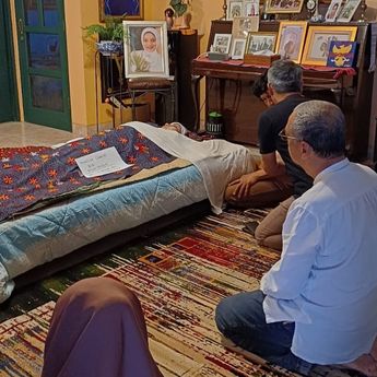 Jenazah Marissa Haque Dibawa ke Rumah Duka di Pondok Ranji Tangsel