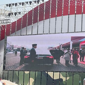 Hadiri Upacara HUT Ke-79 TNI, Jokowi Ajak Jan Ethes