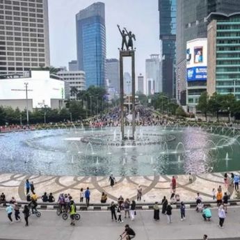 Pria Ceburkan Diri ke Kolam Bundaran HI, Sebut Polisi dan Jaksa Pengkhianat Negara