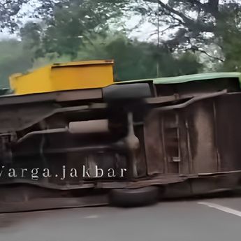 Kecelakaan di Daan Mogot, Angkot Terguling Usai Tabrak Pembatas Jalan