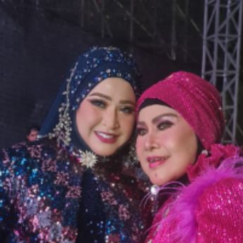 Potret Elvy Sukaesih dan Wirdha Sylvina Hangatkan Panggung Synchronize Fest