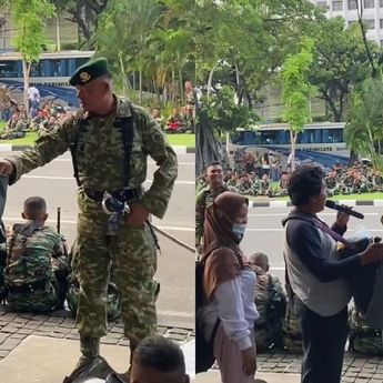 TNI Nyanyi Bareng dan Beri Sedekah untuk Pengamen Disabilitas