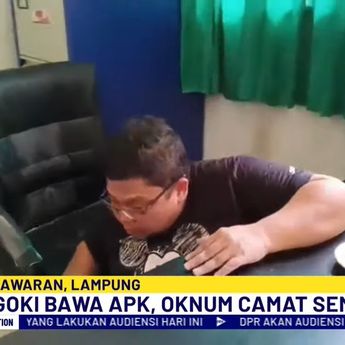 Camat 'Ngumpet' di Kolong Meja Usai Terpergok Bawa APK Paslon Bupati Pesawaran Lampung