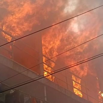 Kebakaran Hebat di Jembatan Besi, 22 Unit Damkar Dikerahkan ke Lokasi