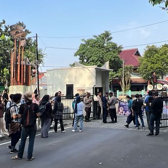 Demo Depan Kampus UNJ, Mahasiswa Minta Rektor Pecat Ubedillah Badrun