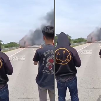 Truk Pembawa Paket Terbakar di Jalan Tol, Api Berkobar