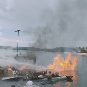 Video Detik-detik Speedboat yang Ditumpangi Rombongan Cawagub Maluku Utara Benny Laos Terbakar