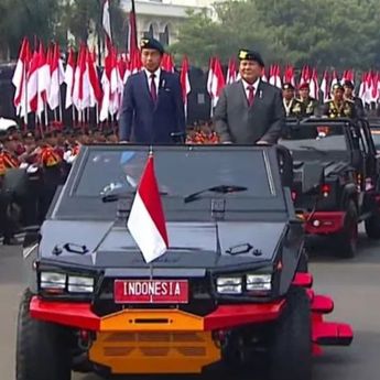 Momen Prabowo dan Jokowi Naik Maung Pindad di Mako Brimob