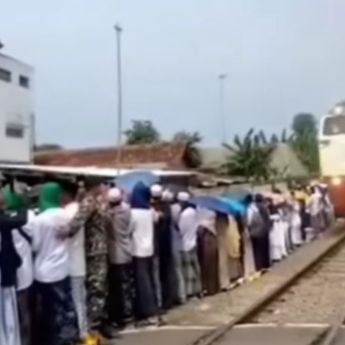 Viral Rombongan Pengajian Dekat Rel Kereta Api, Netizen: Dekat Sama Tuhan Langsung