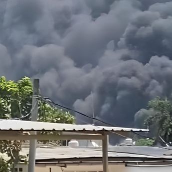 Kebakaran Melanda Pertigaan ABC Duri Kosambi, Jakarta Barat