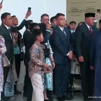 Tiba di Istana, Prabowo Salami Keluarganya