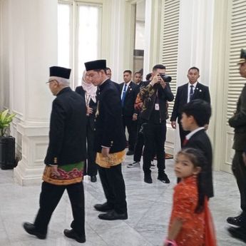 Momen Gibran Lakukan Prosesi Penyerahan Memori Jabatan Bersama Ma'ruf Amin