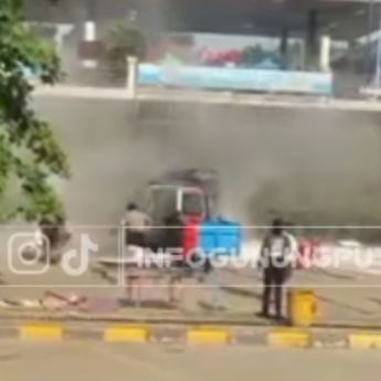 VIDEO: Ganasnya Api Membakar Ambulance di Rest Area Jagorawi