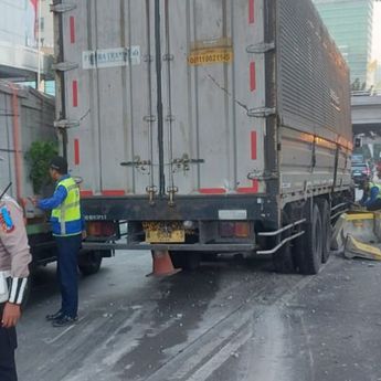 Truk Tabrak Pembatas Jalur Busway, Lalu Lintas Macet di Tomang Arah Slipi