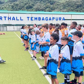 Girangnya Anak-anak Bule Bisa Main Bola Bareng Atlet Papua Football Academy