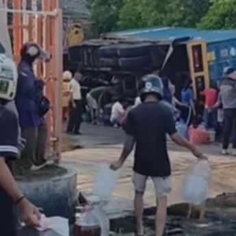 Kontainer Pengangkut Minyak Terbalik di Depan Kampus UNM, Warga Sibuk Ambil Minyak Tercecer Sampai Bawa Galon