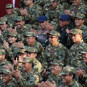 Kapolri dan Panglima TNI Nggak Pakai Seragam Komcad saat Pembekalan di Akmil