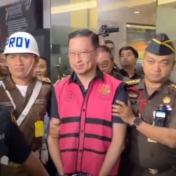 Penampakan Thomas Lembong Pakai Rompi Pink saat Dibawa ke Rutan Kejari