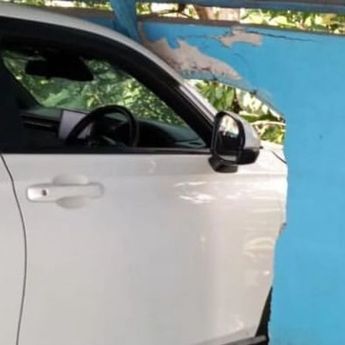 Nahas! Mobil HRV Tabrak Tembok Sampai Jebol, Sopir Pingsan