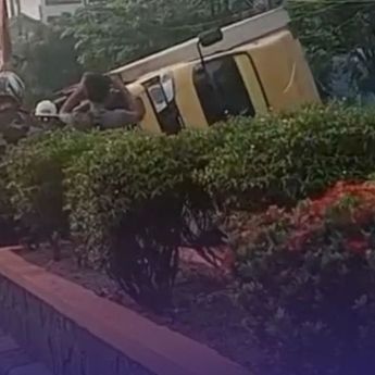 Truk Terguling di Bekasi, Arus Lalu Lintas Tersendat