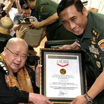 Jenderal TNI AD Cetak Rekor MURI dengan Koleksi Gelar Akademik Terbanyak, Siapa Dia?