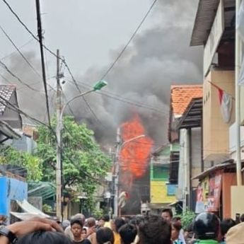 Kebakaran Hebat Melanda Rumah Warga di Cipinang Jakarta Timur