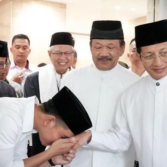 Wapres Gibran Cium Tangan Menag Nasaruddin Umar Saat Sholat Jumat di Masjid Istiqlal