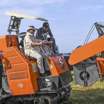 Prabowo Tinjau Panen Padi di Merauke, Naik Mesin Combine Harvester