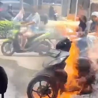 Motor Terbakar di Jalan Siliwangi Pamulang, Warga Sekitar Berjibaku Padamkan Api