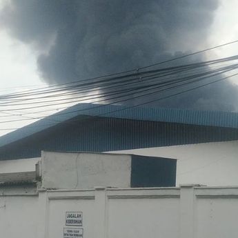 Kebakaran Hebat Melanda Pabrik Tekstil di Bandung