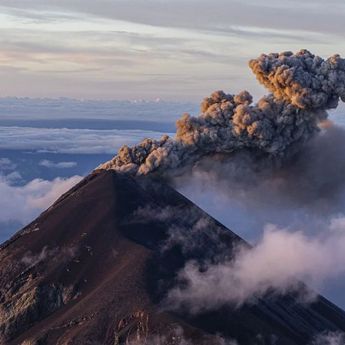 Waspada! Gunung Lewotobi Laki-laki Naik ke Level IV