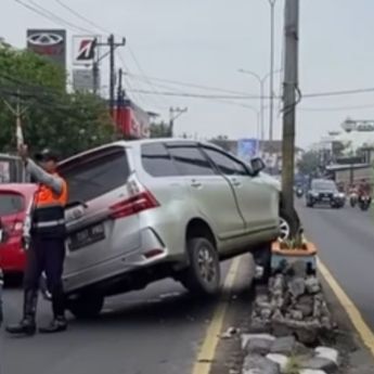 Kecelakaan Mobil Tabrak Pembatas Jalan di Tambun Bekasi, Bikin Lalu Lintas Macet