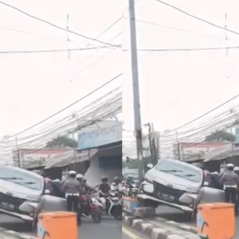 VIDEO: Detik-detik Mobil Hantam Separator Bikin Macet Parah Tambun