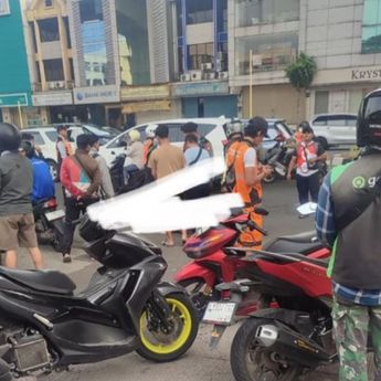 Dihantam Mobil, Penumpang Ojol Wanita Tewas Terkapar di Boulevard Barat Raya Kelapa Gading