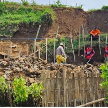 Hujan Deras Picu Longsor, Jalan Penghubung di Desa Cipanas Ambruk