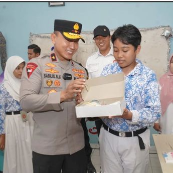 Polda Kaltim Gelar Makan Bergizi Gratis di SD Balikpapan