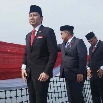 Ketua MPR Tabur Bunga di Laut dari KRI Semarang untuk Peringatan Hari Pahlawan