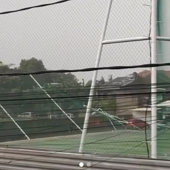 Hujan Angin Bikin Tiang Lapangan Futsal di Bintaro Ambruk