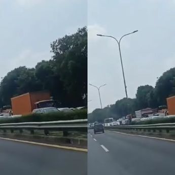 Mobil Box Terguling di Tol Jatiwarna, Lalu Lintas Macet Parah