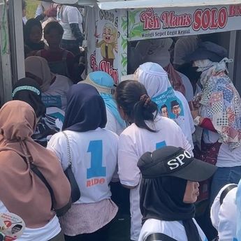 Belasan Ribu Pendukung Ridwan Kamil-Suswono Nikmati Makan Gratis di Kampanye Akbar