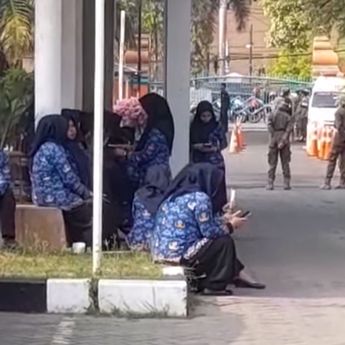 VIDEO: ASN Pemkot Cilegon Telat Upacara Hari Pahlawan, Malah Duduk-duduk Santai