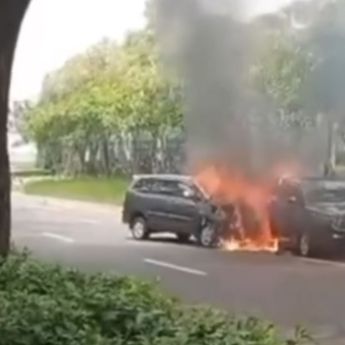 Mengerikan! Innova Terbakar Hebat Usai Hantam Avanza di BSD