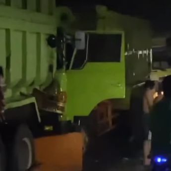 Ngeri Kecelakaan Beruntun 4 Truk Sampai Ringsek