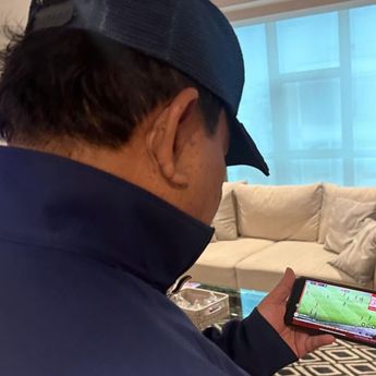 Viral Potret Prabowo Subianto Beri Semangat Timnas Lewat Nonton Streaming